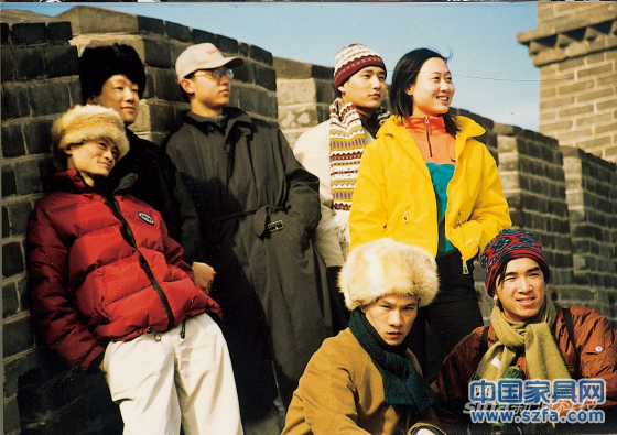 1999年，馬云與阿里巴巴創(chuàng)業(yè)團隊在長城。(高清圖集：馬云那些年)